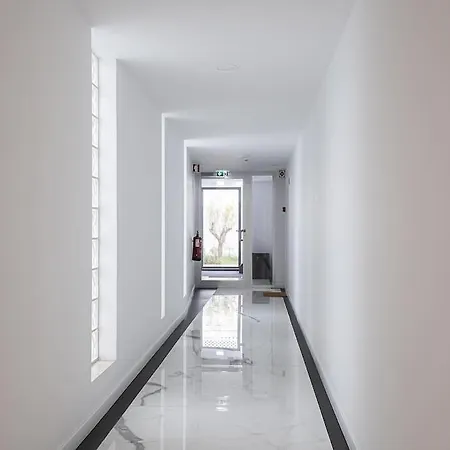 Апартаменты Saldanha Spacious With Ac Terrace And Garage